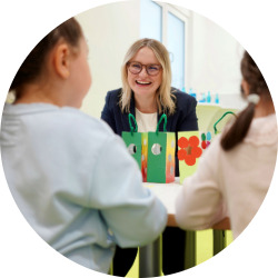 News Natalie Pawlik besucht Integrationsprojekt