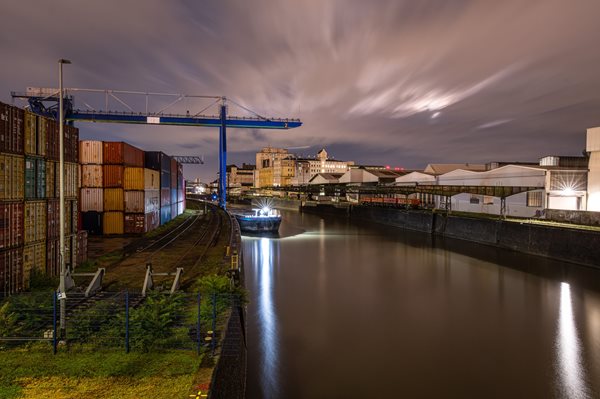 Transportschiff auf dem Main